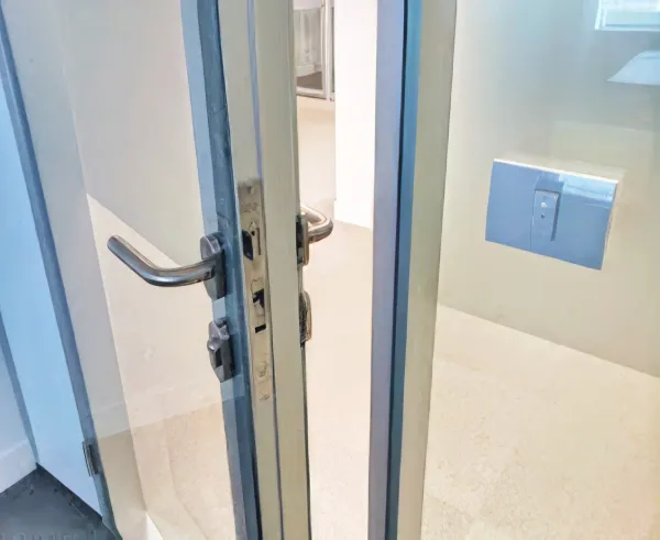 Detalle puerta reembalsada styleDOOR 100