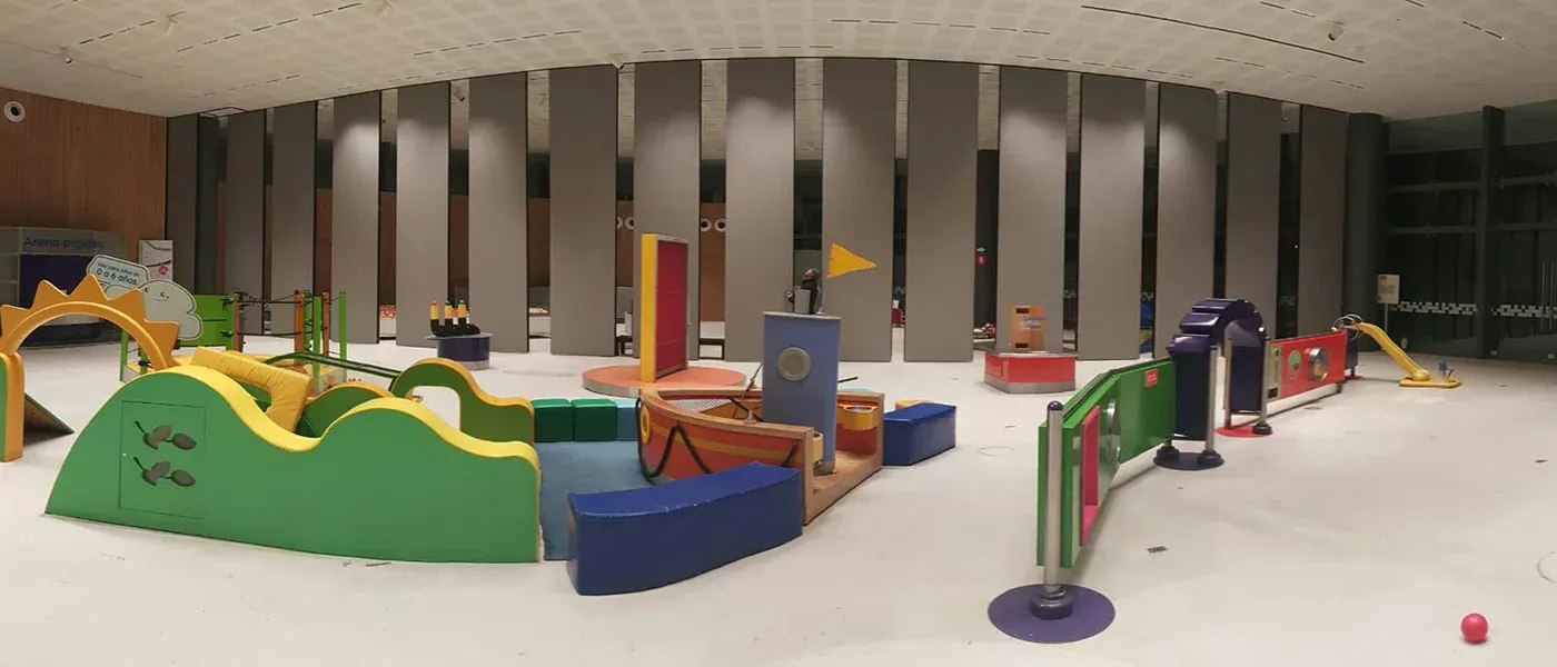 Muros móviles acústicos styleMOVE instalados en oficinas modernas en España